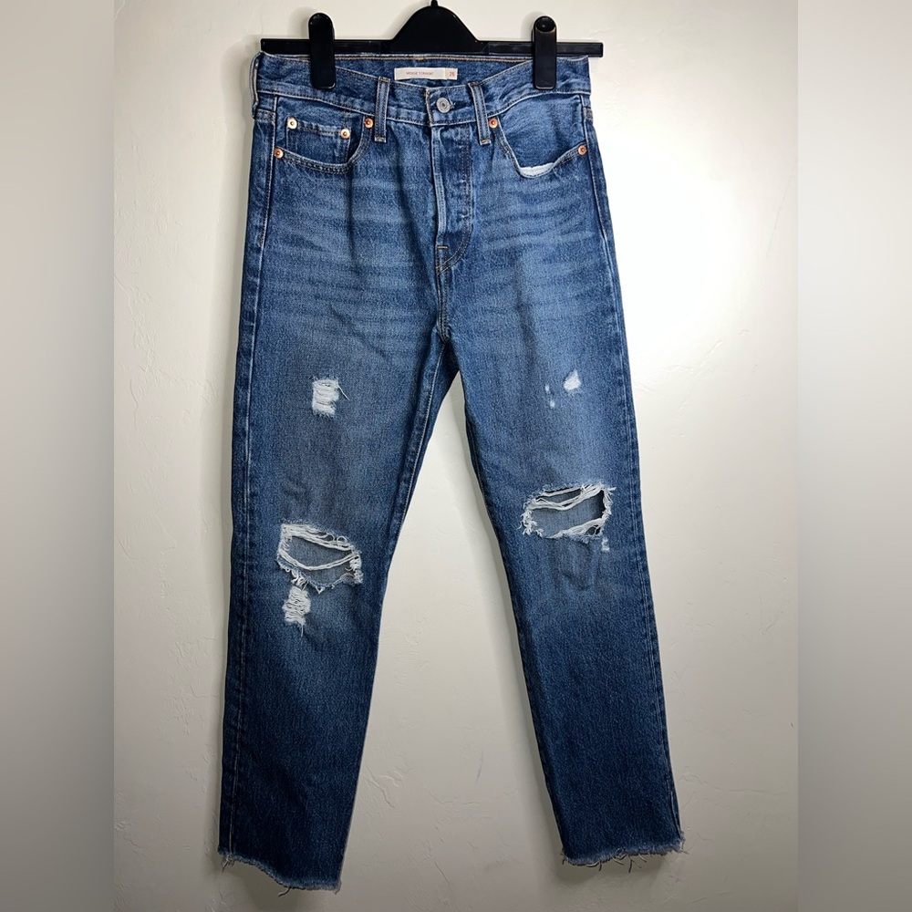 Levi's Women's Blue Distressed wedgie Straight Leg  medium wash Jeans 26‎